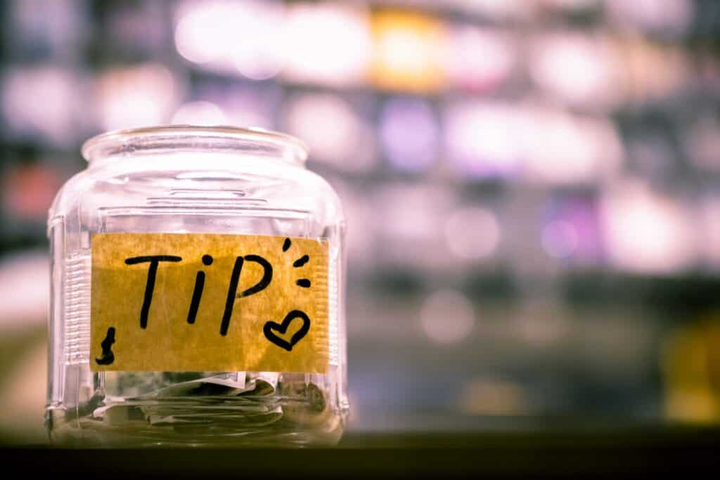how much should you tip in phuket